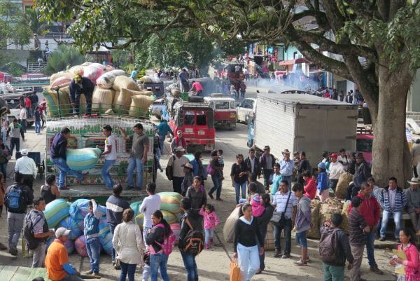 Día de mercado en Inzá, chiva cargada de café.