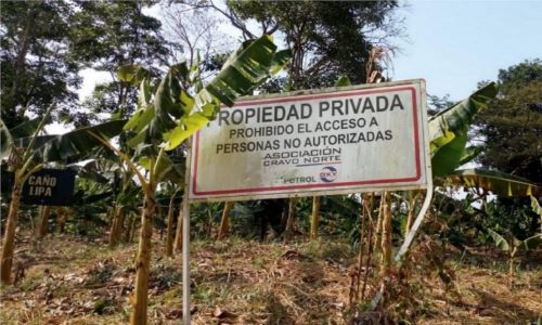 Aviso del consorcio petrolero ubicado en la entrada del territorio campesino, TCA Arauquita, Arauca.