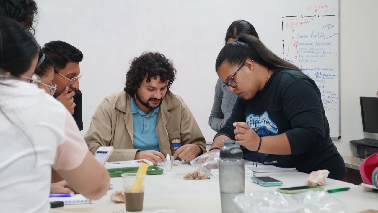Fotografía en la que se observa al profesor Rafael Galindo con los estudiantes del semillero de investigación en arqueología de la Universidad del Magdalena, Santa Marta, Colombia